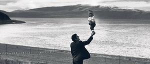 Besucher eines Dorfes am Sewansee, Armenien (1972). Foto: Cartier-Bresson/Magnum Photos