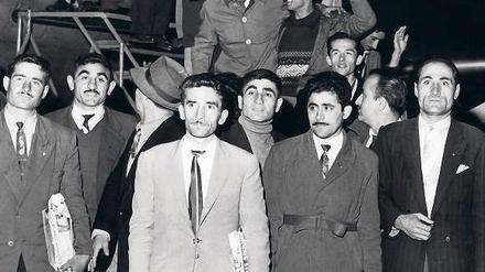 Almanya burada: Türkische Arbeiter 1961 auf dem Düsseldorfer Flughafen.
