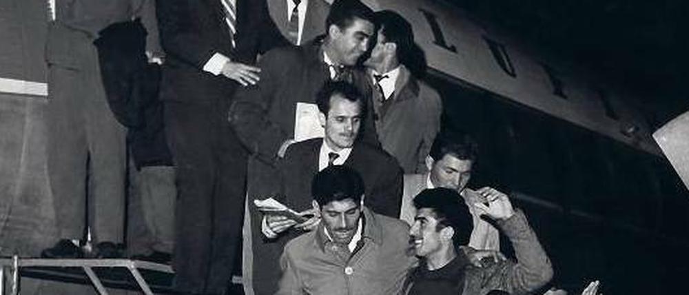 Almanya burada: Türkische Arbeiter 1961 auf dem Düsseldorfer Flughafen.