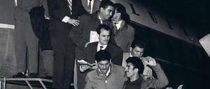 Almanya burada: Türkische Arbeiter 1961 auf dem Düsseldorfer Flughafen. 