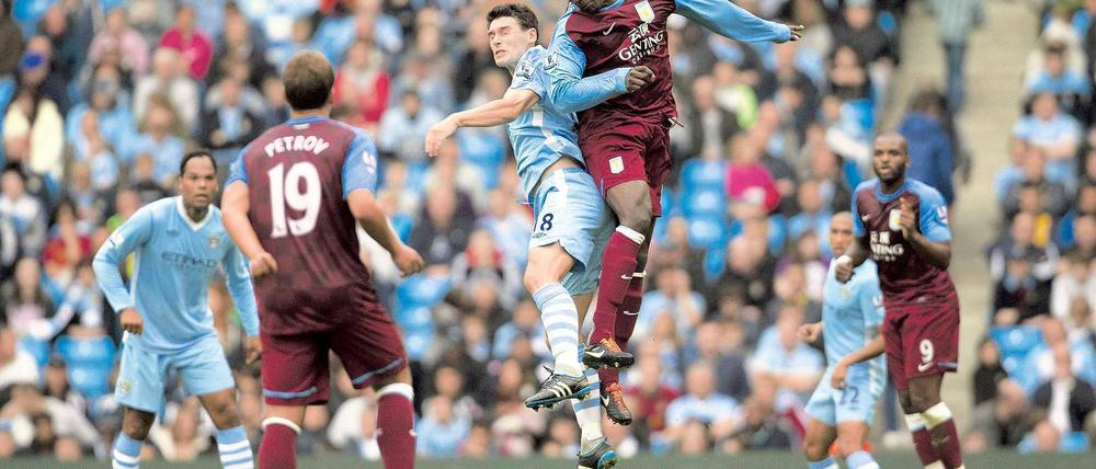 Fußball in fremder Hand. Manchester City (in Blau) gehört Geschäftsmann Suleiman El-Fahim aus den Emiraten, Aston Villa dem US-Amerikaner Randy Lerner. Foto: AFP