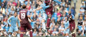 Fußball in fremder Hand. Manchester City (in Blau) gehört Geschäftsmann Suleiman El-Fahim aus den Emiraten, Aston Villa dem US-Amerikaner Randy Lerner. Foto: AFP