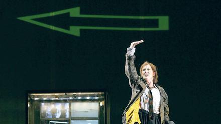 Nächste Ausfahrt Berlin. Henrik Nanasi beginnt im Herbst 2012 in der Hauptstadt. Szene aus dem Stück „L’Etoile“, das er gerade an der Frankfurter Oper dirigiert. Foto: W. Runkel