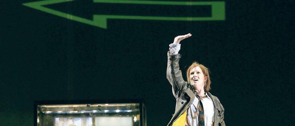 Nächste Ausfahrt Berlin. Henrik Nanasi beginnt im Herbst 2012 in der Hauptstadt. Szene aus dem Stück „L’Etoile“, das er gerade an der Frankfurter Oper dirigiert. Foto: W. Runkel