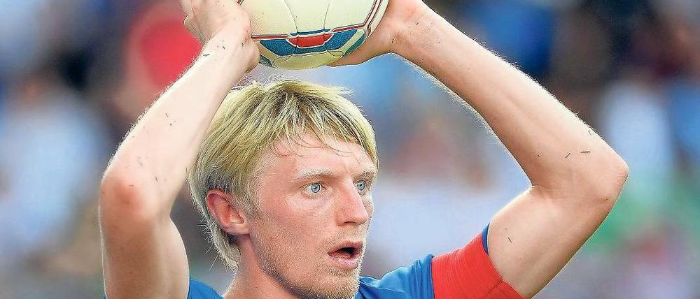 Junge, komm mal wieder. Andreas Beck, in Stuttgart ausgebildet, hat seinen Vertrag in Hoffenheim bis 2014 verlängert. Der VfB hätte ihn sonst auch genommen. Foto: dapd