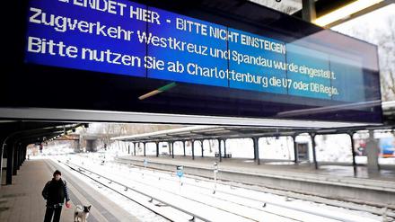 Alte Bahnhofsuhren und Anzeigen müssen immer öfter „dynamischen“ Anzeigetafeln weichen.