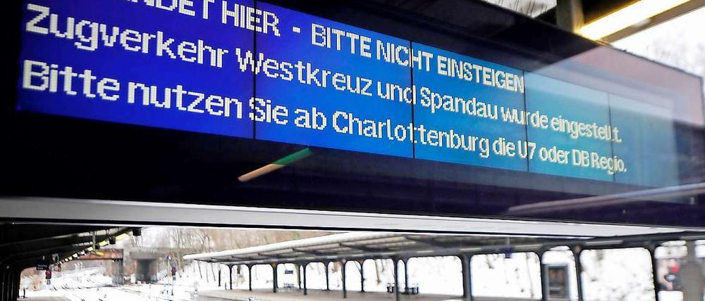 Alte Bahnhofsuhren und Anzeigen müssen immer öfter „dynamischen“ Anzeigetafeln weichen.