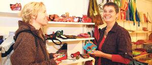 Im „Haus der guten Taten“ im Forum Steglitz gibt es unter anderem Fair-Trade-Handtaschen und Papierwaren aus Behindertenwerkstätten zu kaufen. Im Wilmersdorfer Weltladen „A Janela“ berät Chefin Judith Siller (53, rechts) gerade eine Kundin.