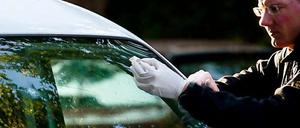 Ein Kriminaltechniker der Berliner Polizei am Tatort: Auf diesen Mietwagen soll nach Angaben des mutmaßlichen Opfers geschossen worden sein.