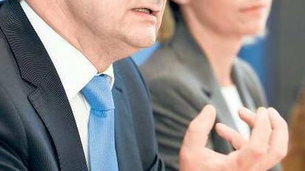 Gegenwind aus Magdeburg: Ministerpräsident Haseloff ist mit der Reform seiner Parteifreundin von der Leyen (Hintergrund) nicht einverstanden. Foto: picture-alliance/dpa