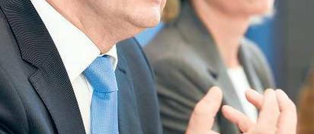 Gegenwind aus Magdeburg: Ministerpräsident Haseloff ist mit der Reform seiner Parteifreundin von der Leyen (Hintergrund) nicht einverstanden. Foto: picture-alliance/dpa