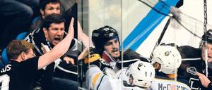 Hart und wenig herzlich. Zwischen Buffalo und Los Angeles ging es in Berlin heftig zur Sache, schließlich war es ein Punktspiel der NHL.