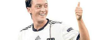 Botschaft nach draußen. Mesut Özil führte die deutsche Elf zum zehnten Sieg im zehnten Qualifikationsspiel. Im nächsten Jahr soll der EM-Titel her. Foto: dapd