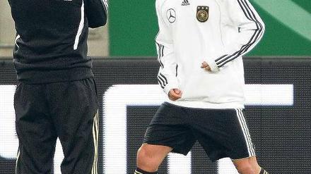 Kleines Comeback. Mesut Özil meldet sich bei Joachim Löw zurück. Foto: dpa