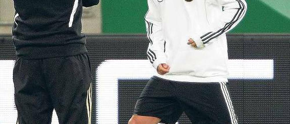 Kleines Comeback. Mesut Özil meldet sich bei Joachim Löw zurück. Foto: dpa