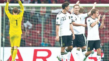 Nur einer guckt nach hinten. Bis auf Manuel Neuer (links) sollen sich alle deutschen Spieler eher nach vorne orientieren. Foto: dpa