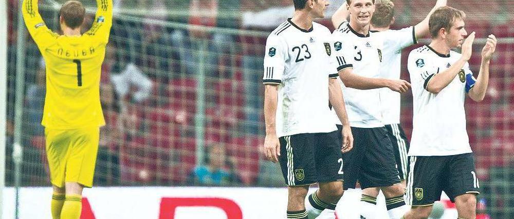 Nur einer guckt nach hinten. Bis auf Manuel Neuer (links) sollen sich alle deutschen Spieler eher nach vorne orientieren. Foto: dpa