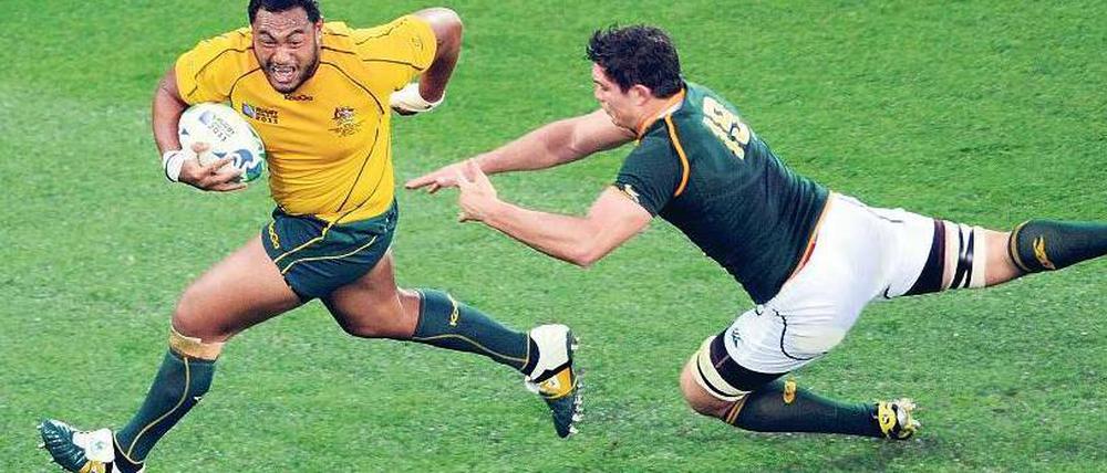 Schneller kommt man weiter. Der Australier Sekope Kepu (links) umkurvte im Viertelfinale den Südafrikaner Francois Louw. Nun warten die WM-Gastgeber. Foto: Reuters
