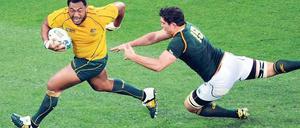 Schneller kommt man weiter. Der Australier Sekope Kepu (links) umkurvte im Viertelfinale den Südafrikaner Francois Louw. Nun warten die WM-Gastgeber. Foto: Reuters