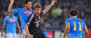 Harter Kampf um den Ball: Bayern Münchens Thomas Müller gegen Christian Maggio (rechts) und Walter Alejandro Guevara Gargano (links)