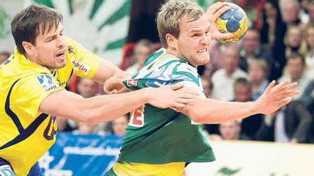 Aggressiv zurückhaltend. Mark Bult (l.) von den Füchsen Berlin bremst gern gegnerische Angreifer – vor allem heute gegen seinen alten polnischen Klub aus Kielce. Foto: p-a/ZB