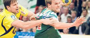 Aggressiv zurückhaltend. Mark Bult (l.) von den Füchsen Berlin bremst gern gegnerische Angreifer – vor allem heute gegen seinen alten polnischen Klub aus Kielce. Foto: p-a/ZB