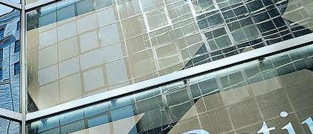 Warnung vor Schieflagen. Die Ratingagentur Fitch begründet ihre Herabstufung von insgesamt acht Großbanken mit der Schuldenkrise und höheren Kapitalanforderungen. Foto: dpa