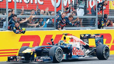 Freundliche Begrüßung. Das Red-Bull-Team bejubelt Sebastian Vettel, der in Suzuka die letzten 15 Punkte für den WM-Titel holte. Foto: dapd