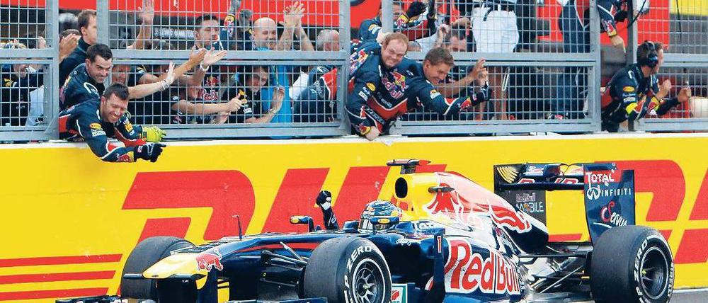 Freundliche Begrüßung. Das Red-Bull-Team bejubelt Sebastian Vettel, der in Suzuka die letzten 15 Punkte für den WM-Titel holte. Foto: dapd