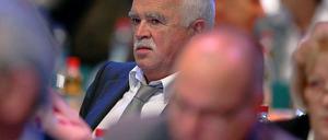 Auf dem CSU-Parteitag in Nürnberg entfielen am Samstag in einer Kampfabstimmung mit Bundesverkehrsminister Peter Ramsauer 419 Stimmen auf Gauweiler und 440 Stimmen auf Ramsauer.