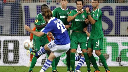 Christian Fuchs bringt Schalke mit seinem Freistoßtreffer zum 2:1 auf die Siegerstraße.