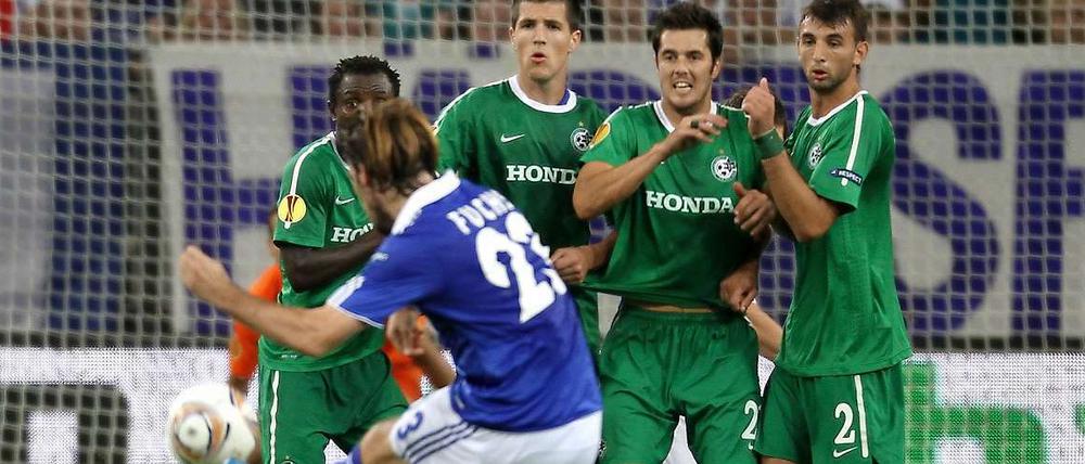 Christian Fuchs bringt Schalke mit seinem Freistoßtreffer zum 2:1 auf die Siegerstraße.