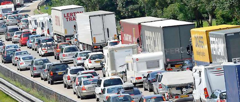 Stoßstange an Stoßstange: Deutschlands Straßen sind von Autos verstopft.