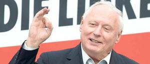 Völlig genesen sei er, sagt Oskar Lafontaine. Nach seiner Krebserkrankung drängt es den 68-Jährigen zurück auf die Bühne: als Gast in Talkshows, als Promi-Redner bei Parteiveranstaltungen und als Wahlkämpfer – unklar ist, ob auch in den Bundestag.