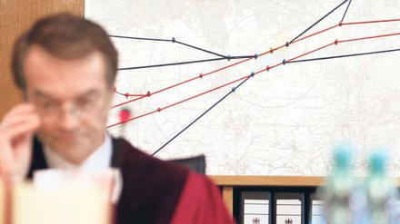 Das Rauschen der Routen. Die Bundesverwaltungsrichter müssen sich tief in die Planung des neuen Flughafens einarbeiten, um die von den Klägern geforderte Entscheidung über Flüge in nächtlichen Randzeiten treffen zu können. Dabei spielt offenbar auch die Flugroutenplanung eine gewichtige Rolle. Foto: dapd/Sebastian Willnow