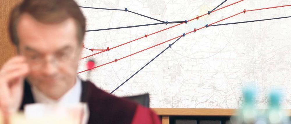 Das Rauschen der Routen. Die Bundesverwaltungsrichter müssen sich tief in die Planung des neuen Flughafens einarbeiten, um die von den Klägern geforderte Entscheidung über Flüge in nächtlichen Randzeiten treffen zu können. Dabei spielt offenbar auch die Flugroutenplanung eine gewichtige Rolle. Foto: dapd/Sebastian Willnow