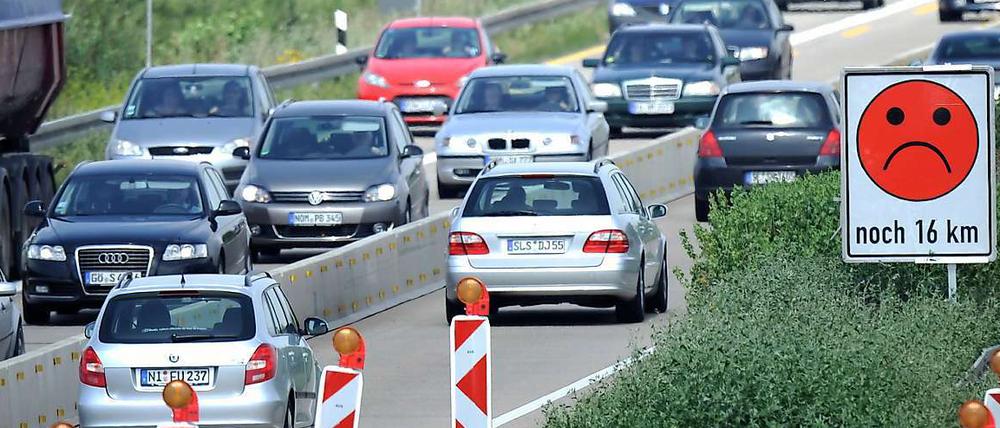 Die Bundesregierung will gegen Baustellen an Autobahnen und Bundesstraßen vorgehen, auf denen nicht gearbeitet wird. Deshalb rief Bundesverkehrsminister Peter Ramsauer (CSU) im Oktober die Autofahrer auf, solche "schlafenden" Baustellen zu melden.