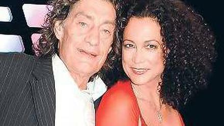 Zecher vorm Altar. Über 25 Jahre sammeln sich so einige Jedermänner und Buhlschaften an: 2009 etwa Katarina Witt und der weißhaarige Rüdiger Joswig (l.), 1991 Iris Berben und Ezard Hausmann (u. l.) und dieses Jahr stehen Winfried Glatzeder und Barbara Wussow im Dom. Foto: promo (2), dpa