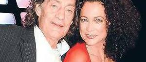 Zecher vorm Altar. Über 25 Jahre sammeln sich so einige Jedermänner und Buhlschaften an: 2009 etwa Katarina Witt und der weißhaarige Rüdiger Joswig (l.), 1991 Iris Berben und Ezard Hausmann (u. l.) und dieses Jahr stehen Winfried Glatzeder und Barbara Wussow im Dom. Foto: promo (2), dpa