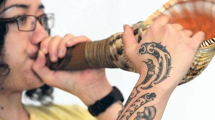 Vorspiel zum Auftritt im nächsten Jahr. Die neuseeländische Musikerin Puawai Cairns bläst in Frankfurt/M. in eine Putatara, ein traditionelles Maori-Horn.