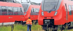 Auf dem Abstellgleis. 50 fabrikneue Triebwagen vom Typ „Talent 2“ stehen seit Wochen auf dem Rangierbahnhof Wustermark. Das Eisenbahnbundesamt verweigert bisher die Zulassung für die Züge, weil sie die geforderte Höchstgeschwindigkeit von 160 km/h nicht erreichen. Foto: dapd/Heimann