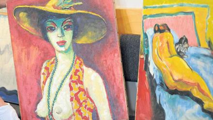 Täuschend echt. Die gefälschten Bilder „Frauenportait mit Hut“, angeblich von Kees van Dongen, und „Frauenakt mit Katze“, angeblich von Max Pechstein.
