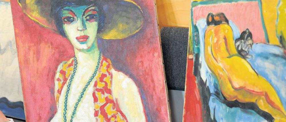Täuschend echt. Die gefälschten Bilder „Frauenportait mit Hut“, angeblich von Kees van Dongen, und „Frauenakt mit Katze“, angeblich von Max Pechstein.