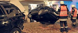 Abwärts. Feuerwehrleute sichern den Unfallort in Friedenau. Bei dem diplomatischen Manöver wurden fünf Fahrzeuge beschädigt – zum Glück wurde niemand verletzt. 