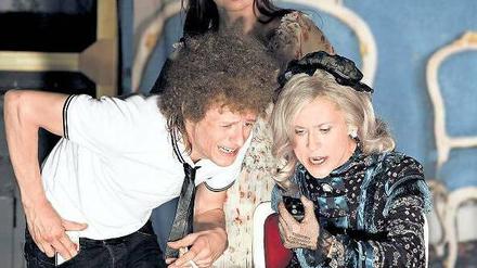 Zocker in Roulettenburg. Szene mit Alexander Scheer, Sophie Rois und Kathrin Angerer (hinten) in Bert Neumanns Bühnenbild. Foto: imago
