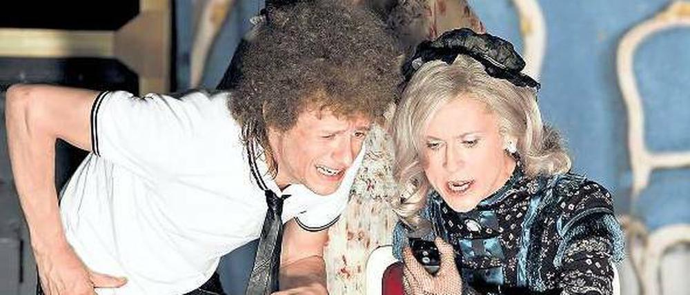 Zocker in Roulettenburg. Szene mit Alexander Scheer, Sophie Rois und Kathrin Angerer (hinten) in Bert Neumanns Bühnenbild. Foto: imago