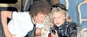 Zocker in Roulettenburg. Szene mit Alexander Scheer, Sophie Rois und Kathrin Angerer (hinten) in Bert Neumanns Bühnenbild. Foto: imago