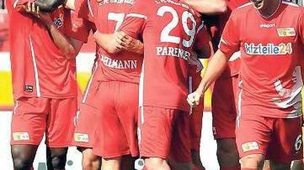 Traubenkraft. Die Spieler des 1. FC Union machten aus wenigen Torchancen zwei Treffer und einen umjubelten Sieg. Foto: dapd