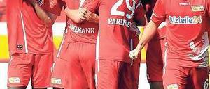 Traubenkraft. Die Spieler des 1. FC Union machten aus wenigen Torchancen zwei Treffer und einen umjubelten Sieg. Foto: dapd