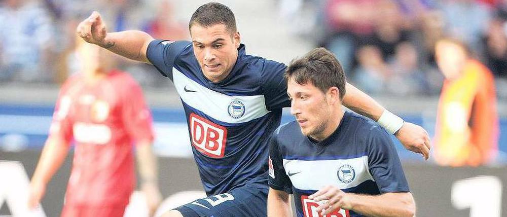 Stürmer und Torjäger. Pierre-Michel Lasogga (l.) springt, Tunay Torun trifft. Er ist mit bislang zwei Toren treffsicherster Spieler der Berliner, die heute in Bremen antreten.